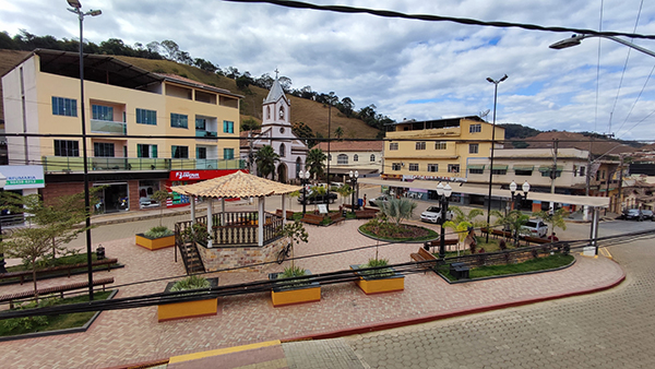 Vista da praça e do centro da cidade na região