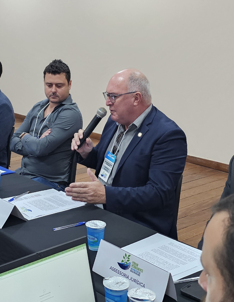 Beto Guimarães falando ao microfone em reunião de articulação regional